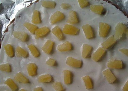 1. Этап. Торт Аида: 1. Первым шагом будет сделать бисквитное тесто: взбиваем отдельно белки с сахаром, отдельно желтки. Протираем какао через сито и высыпаем в тесто, аккуратно перемешиваем. Затем постепенно добавляем муку и соду, погасив ее не уксусом, а лимонным соком. Выпекаем коржи при температуре 170 градусов до готовности. Тем временем делаем сметанный крем: взбиваем сметану с сахаром и ванилином.