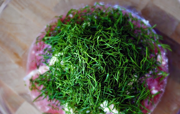 1. Этап. Салат с капустой и фенхелем: 6. Сделайте заправку. Смешайте листья фенхеля с майонезом, уксусом, мёдом, перцем и солью.