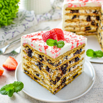 Медовик с черносливом и грецкими орехами