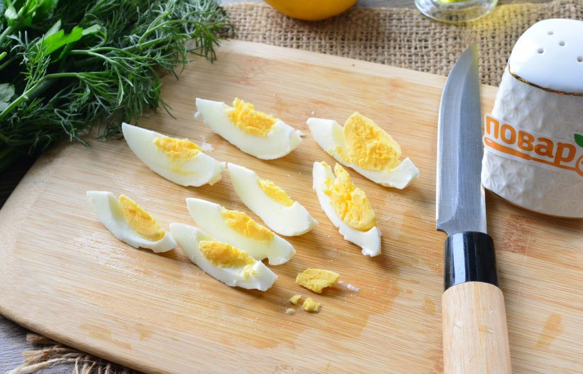 1. Этап. Салат с креветками, огурцами и яйцами: Сваренные вкрутую яйца почистите и нарежьте дольками.