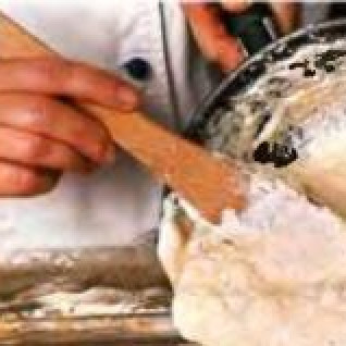 1. Этап. Рулет крабовый: Белки взбить до густой пены, затем добавить в мучную смесь 2 ст. л., перемешать. Добавить остальные белки и тертый сыр, еще раз хорошо перемешать. На противень с бортиками разложить пергамент, смазать его растительным маслом. Влить смесь на противень, разровнять. Положить в духовку на пол часа. Изъять из духовки, накрыть пищевой пленкой. Остудить.