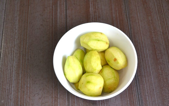 1. Этап. Желе из фейхоа: 2. Вымойте фейхоа, аккуратно очистите.