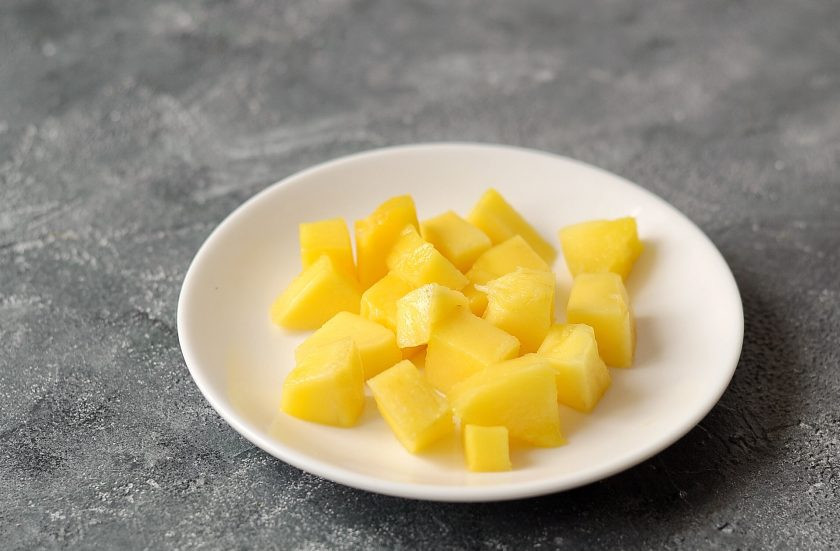 1. Этап. Салат с манго и рукколой: Манго помойте, очистите от кожуры, нарежьте квадратиками.