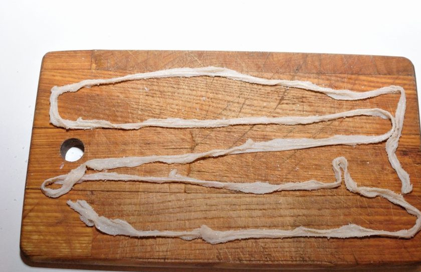 1. Этап. Домашняя сыровяленая колбаса: 6. Натуральная оболочка в виде свиных черевов выглядит так. Она быстро набухает в теплой воде и сразу готова к использованию. Прошли те времена, когда это был дефицит и черева нужно было долго и кропотливо чистить. Сегодня они продаются в крупных гипермаркетах и уже сразу готовы к применению без дополнительной обработки.