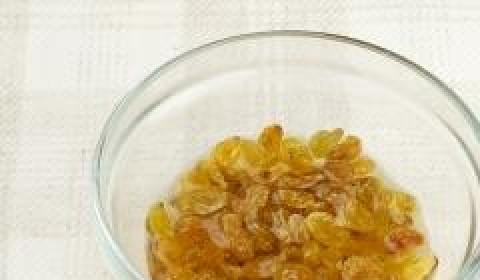 1. Этап. Каша из красной чечевицы с карри: Изюм залить коньяком, добавить две столовых ложки воды и оставить. Пускай настаивается.