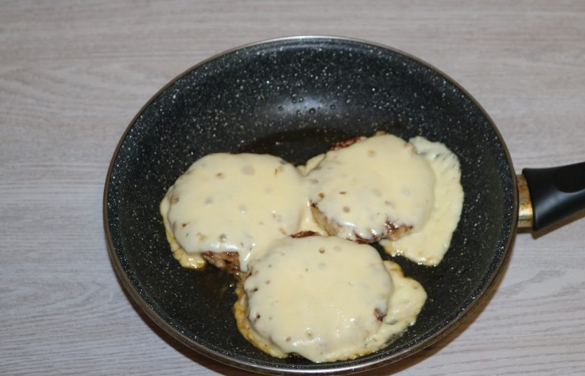 1. Этап. Сочный бургер: Когда сыр расплавится, снимите котлеты со сковороды.