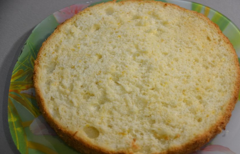 1. Этап. Мокрый бисквит: Бисквит разрезала на три коржа.