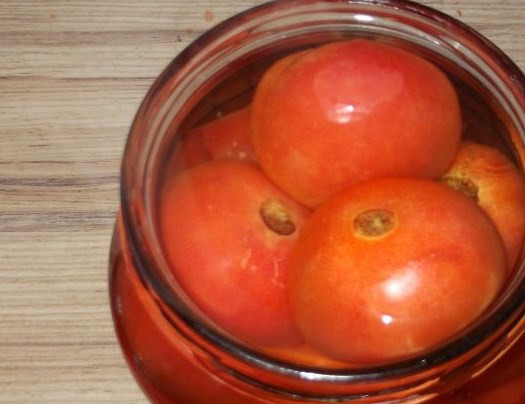 1. Этап. Помидоры в собственном соку на зиму: Банки вымыть.Помидоры уложить в подготовленные банки, залить кипятком на 10 минут.