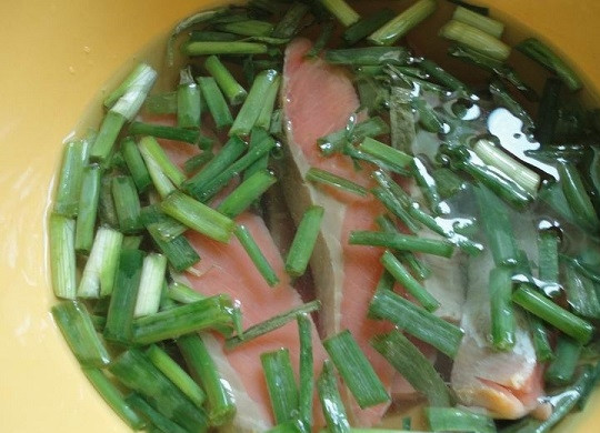 1. Этап. Кижуч в кляре: 4. Рыбку вымойте, обсушите и нарежьте небольшими кусочками филе. Выложите в мисочку и уберите в холодильник примерно на часик.