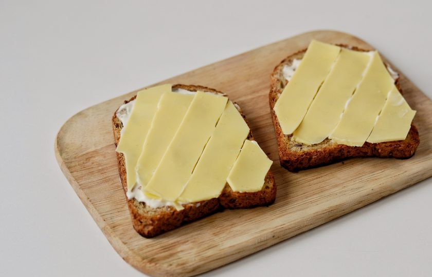 1. Этап. Бутерброды с сыром и авокадо: Смажьте хлеб майонезом, а сверху выложите тонким слоем ломтики сыра.