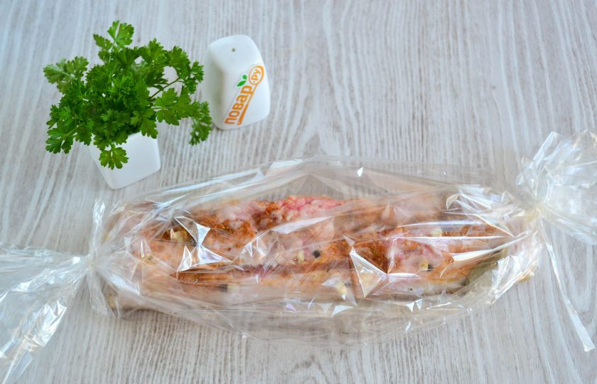 1. Этап. Сало в рукаве в духовке: Переложите сало в рукав для запекания, завяжите с обеих концов и отправьте в духовку на 30-40 минут.