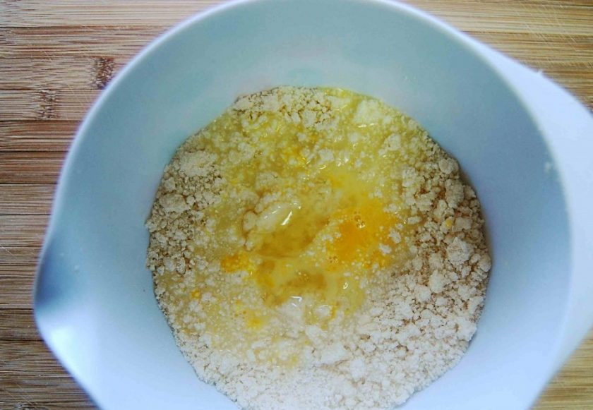 1. Этап. Тарт с помидорами и сыром: 1. Яйца перемешайте с водой. В другой посуде муку смешайте с солью и маслом кубиками. Затем жидкие ингредиенты добавьте к сухим.