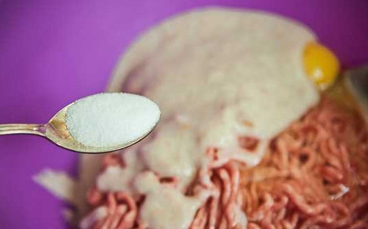 1. Этап. Зразы со свининой: 9. Добавьте соль, перец и другие специи по вкусу. Все перемешайте до однородности.