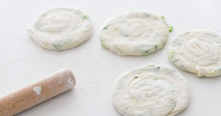 1. Этап. Жареные лепешки с зеленым луком: 9. Проделайте те же действия с остальными частями теста.