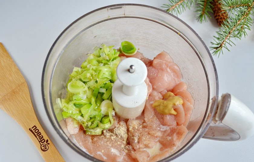 1. Этап. Куриный рулет в гранатовом желе: В чашу измельчителя положите куриное мясо, сливки, лук-порей, имбирный порошок, горчицу, соль.