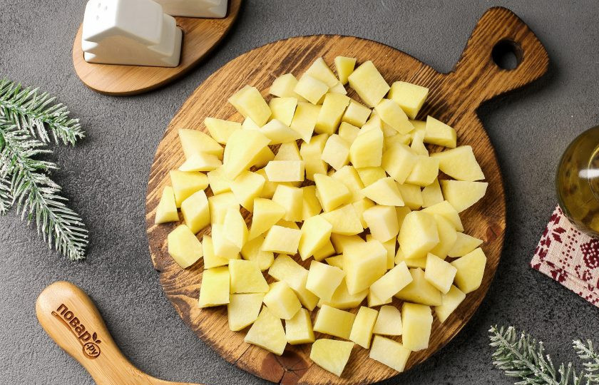 1. Этап. Сырный крем-суп с грибами в хлебе Веселый Кролик: Картофель очистите и нарежьте кубиками.