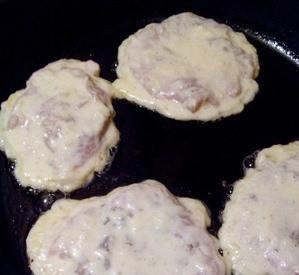 1. Этап. Куриная грудка в яйце: Обмакните каждый кусочек куриного филе в яйца и поджарьте на раскаленной сковородке с растительным маслом. Делать это необходимо с обеих сторон по пять минут. Подавайте блюдо с зеленью или кашами.