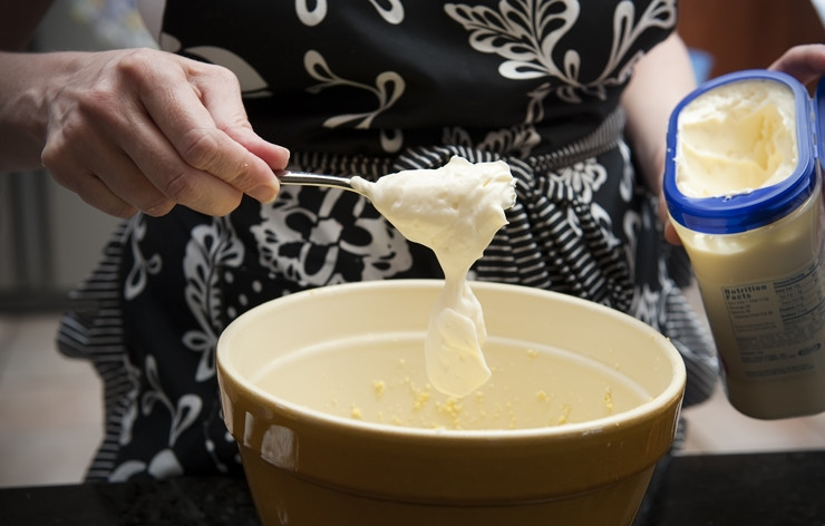 1. Этап. Яйца фаршированные желтком: Добавляем майонез.