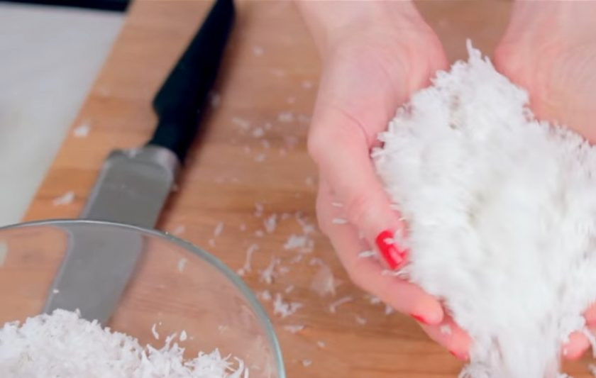 1. Этап. Домашний Баунти: 1. Если у вас покупной кокос, вам необходимо очистить его от корки, предварительно немного постучав по нему ножом и молоточком, и натереть на мелкой терке мякоть, чтоб получить кокосовую стружку.