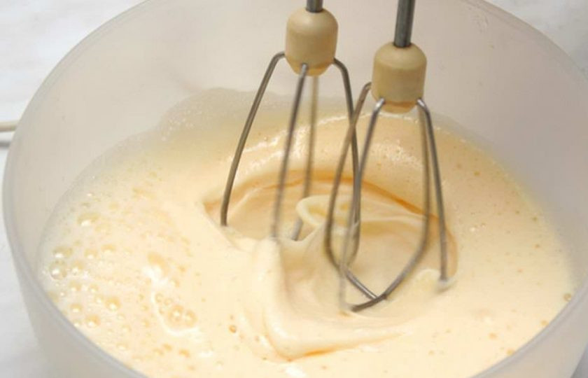 1. Этап. Традиционная Шарлотка с яблочком: 1. В глубокой миске взбейте яйца с сахаром.