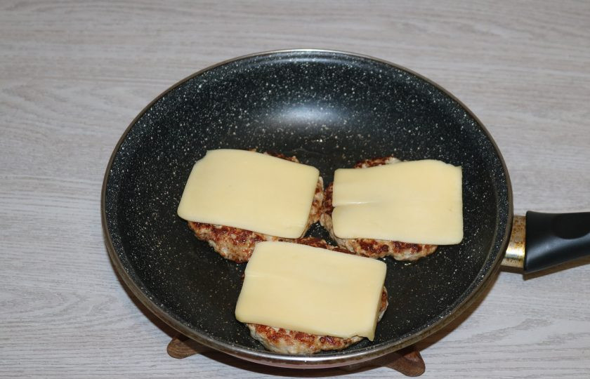 1. Этап. Сочный бургер: На котлеты выложите по кусочку сыра.