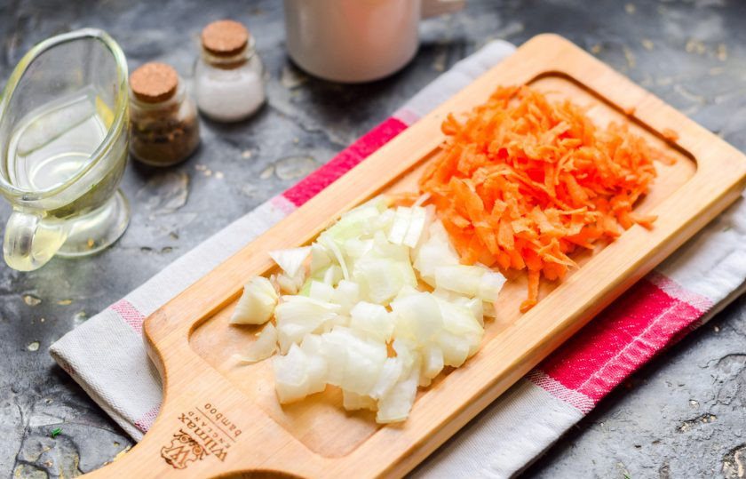 1. Этап. Сырный суп с мидиями: Морковь и лук очистите, сполосните и просушите. Нарежьте лук кубиками, морковь натрите на терке.