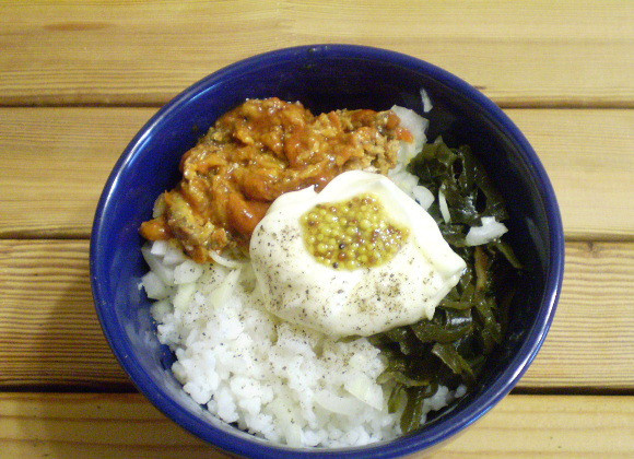 1. Этап. Салат к рыбе: 5. Заправляем салат майонезом, добавляем горчицу, специи.