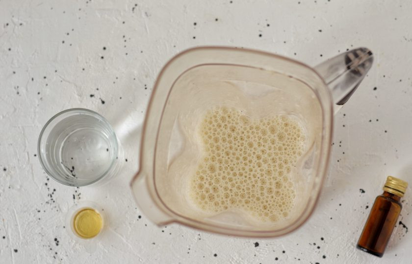 1. Этап. Банановое молоко: Измельчите ингредиенты до однородной консистенции.