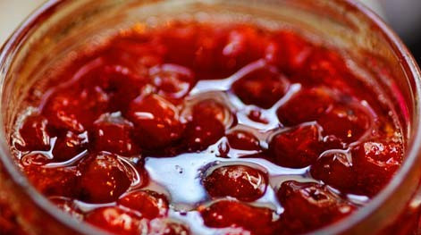 1. Этап. Варенье из садовой рябины: 4. В завершении нашего процесса следует разлить лакомство по баночкам и закатать. Не забудьте простерилизовать их перед этим. Хранить варенье из садовой рябины в домашних условиях лучше в погребе или холодном месте.