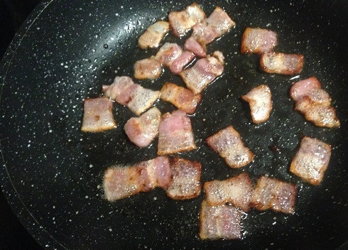 1. Этап. Мужская овсянка: 2. Подрумяниваем бекон до той степени, которая вам нравится его цвет и вид, и убираем кусочки бекона на тарелку.