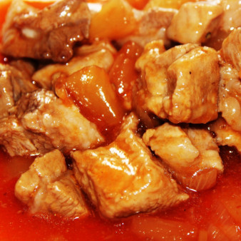 Говядина, тушенная в кисло-сладком соусе