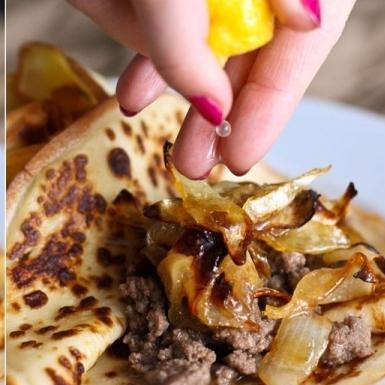 1. Этап. Блины с говядиной и луком: Разворачиваем блинчик, выкладываем в его середину немного фарша и карамелизованного лука. Сверху чуть-чуть сбрызгиваем лимонным соком, кладем немножко козьего сыра, и заворачиваем блинчик.