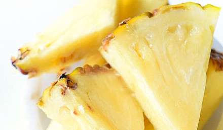 1. Этап. Смузи Пина колада: 1. Ананас очистите и нарежьте средними кусочками.