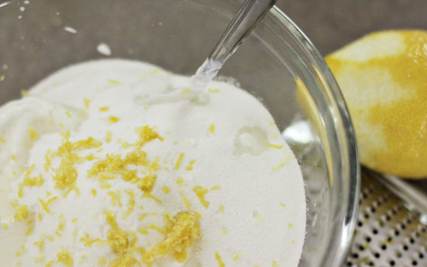 1. Этап. Йогуртовое мороженое: 2. Дальше можно экспериментировать так, как душе угодно. Для сладости можно добавить сахарную пудру, но если используются в качестве добавок в рецепт приготовления йогуртового мороженого ягоды, тогда можно обойтись и без нее. В данном случае в качестве добавки была выбрана лимонная цедра и буквально чайная ложка сока. Но добавить можно все, что душе угодно.