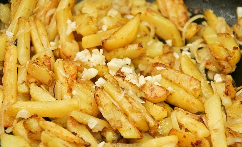 1. Этап. Полендвица с картошкой: 10. За 5-10 минут до окончания приготовления картофеля добавляю чеснок и луковицу.