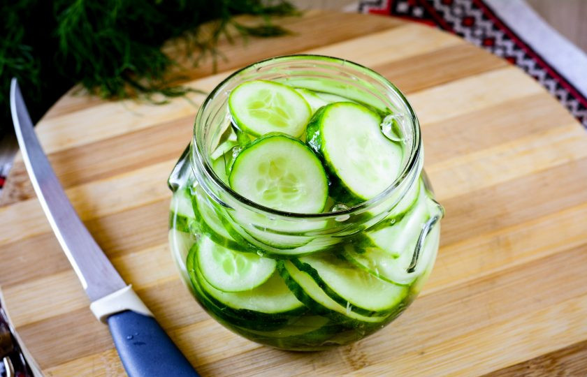 1. Этап. Салат из переросших огурцов на зиму без стерилизации: Залейте огурцы кипящей водой, оставьте в таком виде на 10 минут.