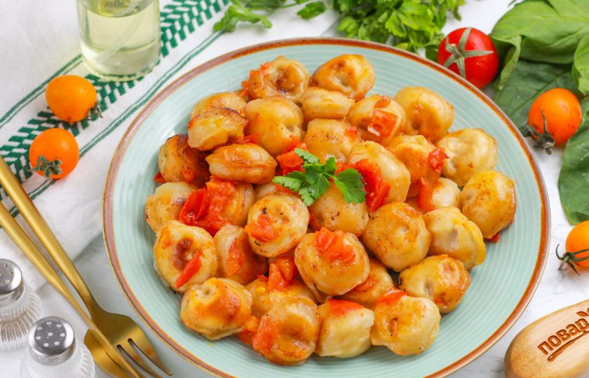 1. Этап. Пельмени с помидорами на сковороде: Выложите жареные пельмени на тарелку и подайте к столу горячими. Приятного вам аппетита!