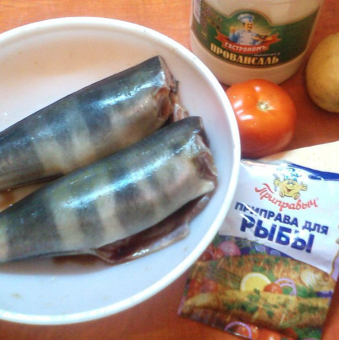 1. Этап. Рыба кижуч, запеченная в духовке: Рыбку чистим, потрошим - в общем, обрабатываем по всем правилам. По окончании разрезаем ее поперек на несколько кусков.