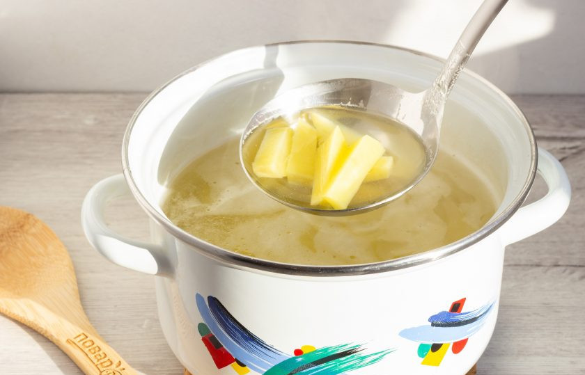 1. Этап. Куриный суп с сырными фрикадельками: Курицу уберите из бульона и положите картофель, нарезанный брусочками. Варите после закипания на среднем огне 5 минут.