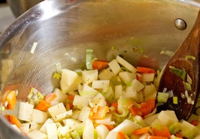 1. Этап. Суп Зоннтаг: Картофель и морковь нарезаем кубиками. Лук репчатый и порей просто мелко режем. В кастрюльке разогреваем растительное масло 1 ст.л., обжариваем 5 минут лук, кладем остальные овощи и майоран. Продолжаем готовить.