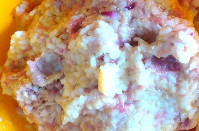 1. Этап. Тефтели с рисом на пару: Соединяем хлебно-рисовую смесь с фаршем и луком, солим и приправляем по вкусу. Тщательно перемешиваем.