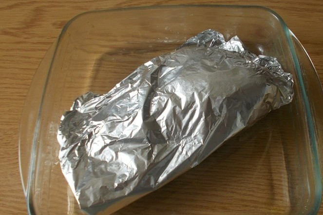 1. Этап. Кролик в фольге в духовке: Выкладываем полученный сверток на противень или в форму для запекания, наливаем в форму немного воды, примерно пол стакана. Отправляем кроличью лапку в разогретую до 180-200 градусов духовку на 50-60 минут. По истечении времен вы можете развернуть фольгу и еще на 10 минут поставить лапку в духовку, чтобы она подрумянилась немного.