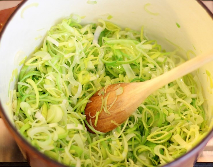 1. Этап. Суп из лука-порея: В кастрюле растапливаем 30 г сливочного масла и обжариваем в нем лук до мягкости.