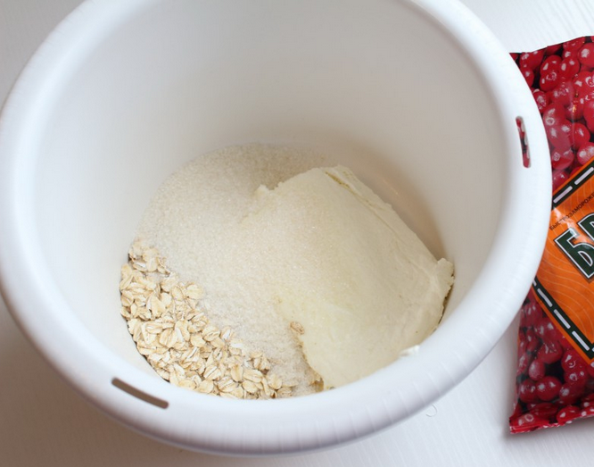 1. Этап. Брусничный мусс: 1. В блендере измельчим творог, овсяные хлопья и сахар.