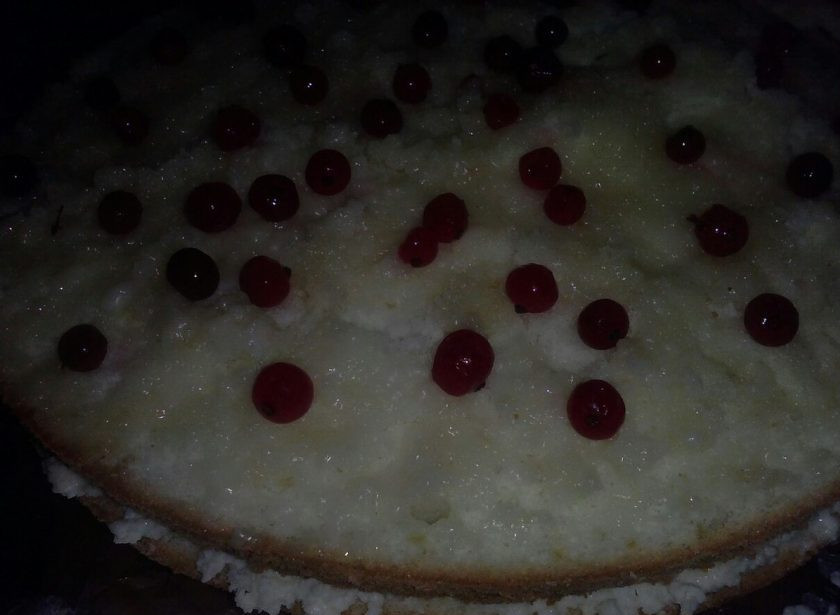 1. Этап. Большой бисквитный торт с безе: 12. Первый слой промазываем кремом, затем накрываем коржом. Следующий слой - пропитка с ягодами. Я оставила немного сиропа и пропитала им второй корж. Вкуснее всего будет вишня, но можно взять любые ягоды.