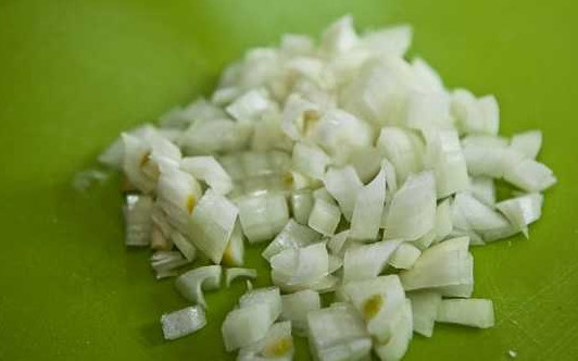 1. Этап. Зразы со свининой: 2. А тем временем можно очистить луковицу и нарезать мелкими кубиками.