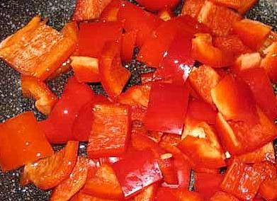 1. Этап. Греческий салат с сухариками: Перец - квадратиками или полосками.