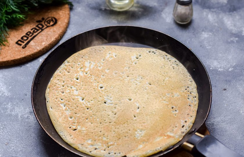 1. Этап. Завтрак в русском стиле: Подогрейте блинную сковороду, влейте немного теста, жарьте блины по 30 секунд с каждой стороны.