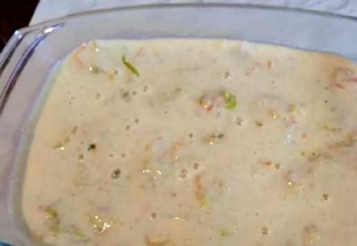 1. Этап. Запеканка из капусты: Смажьте форму сливочным маслом, выложите капусту ровным слоем и залейте заливкой.