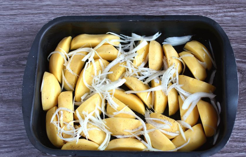 1. Этап. Куриные ножки с картошкой и грибами: Картофель очистите, промойте, обсушите и нарежьте на четвертинки. Лук тонко нашинкуйте. Картофель выложите в смазанную форму в один ряд и посыпьте луком. Посолите и поперчите по вкусу.